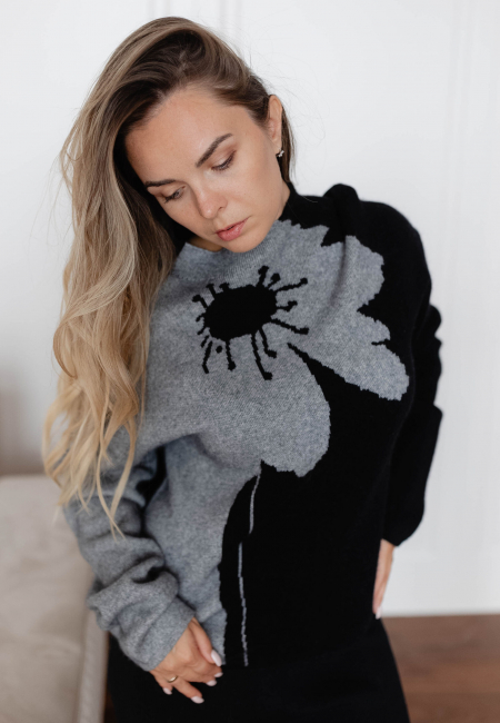 Свитер с цветком черный LND2023-43-3068