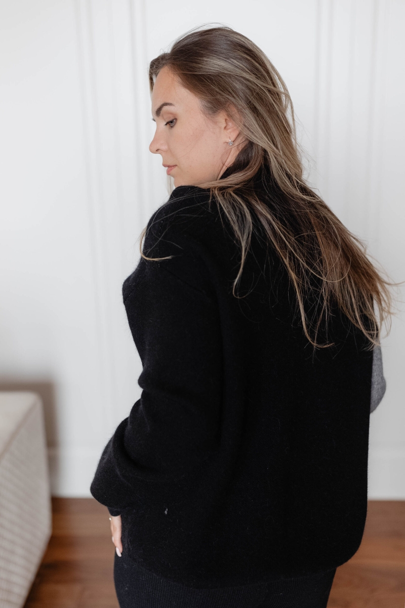 Свитер с цветком черный LND2023-43-3068