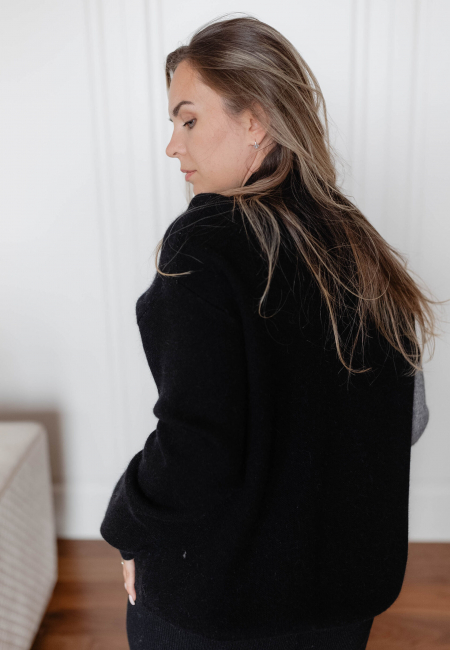 Свитер с цветком черный LND2023-43-3068