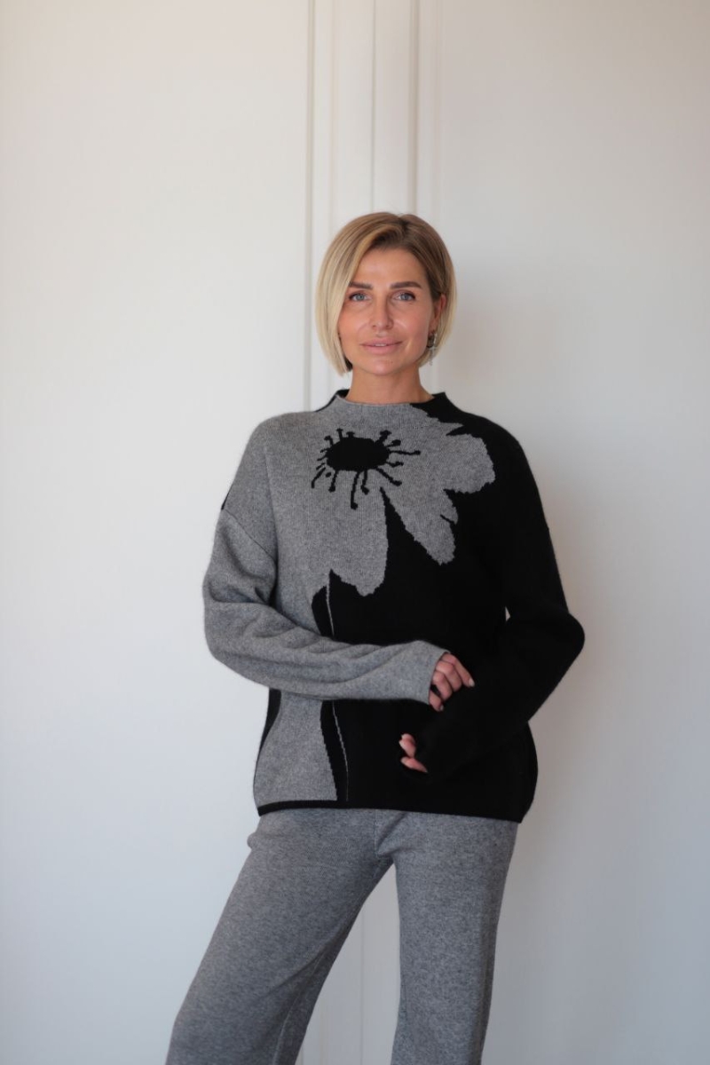 Свитер с цветком черный LND2023-43-3068