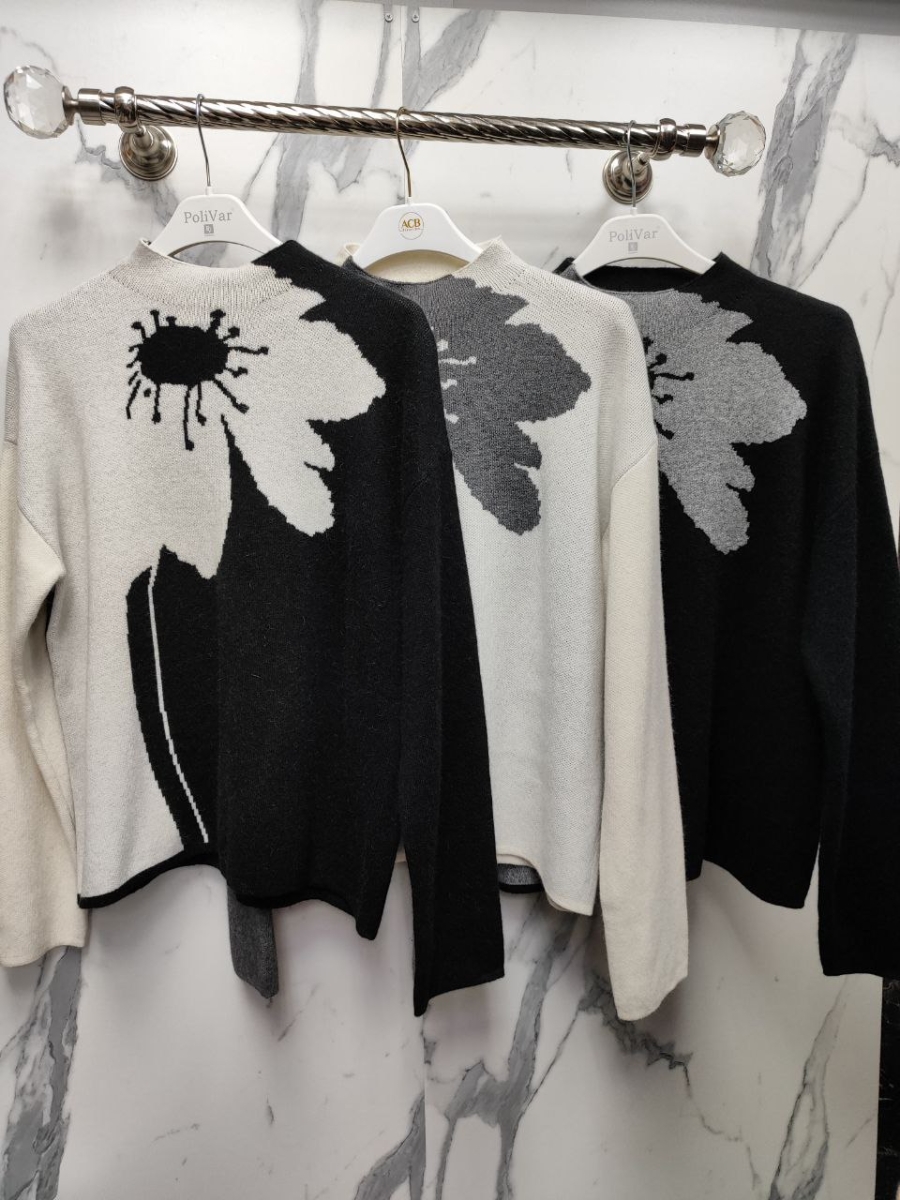 Свитер с цветком черный LND2023-43-3068