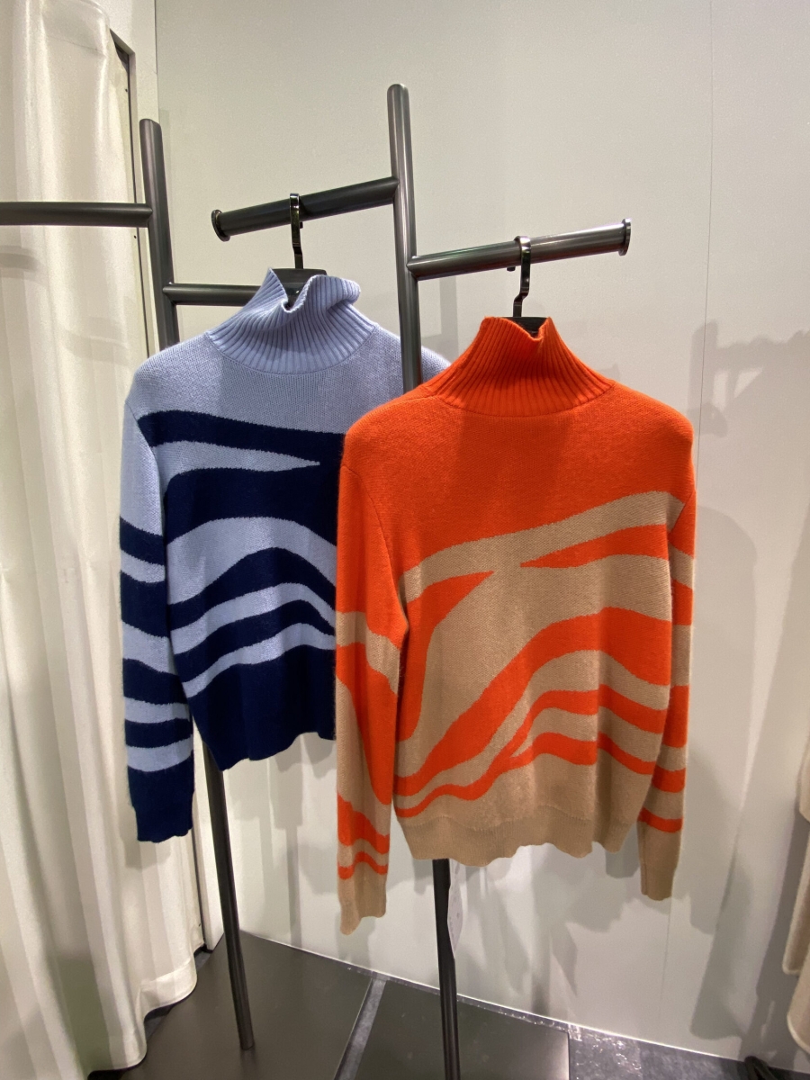 Свитер в полоску с воротником синий LND2023-43-3093