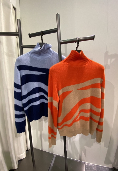 Свитер в полоску с воротником синий LND2023-43-3093