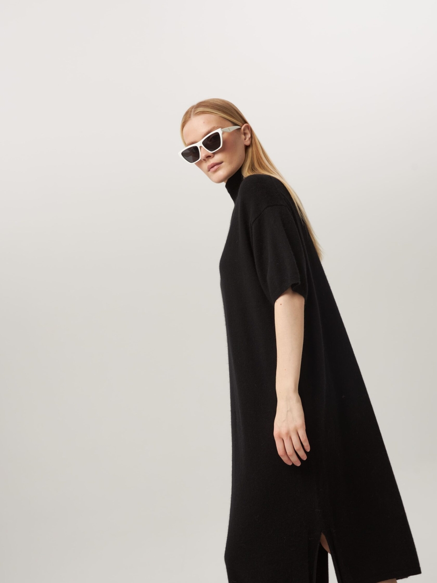 Платье-свитер с коротким рукавом черное L202302-3068