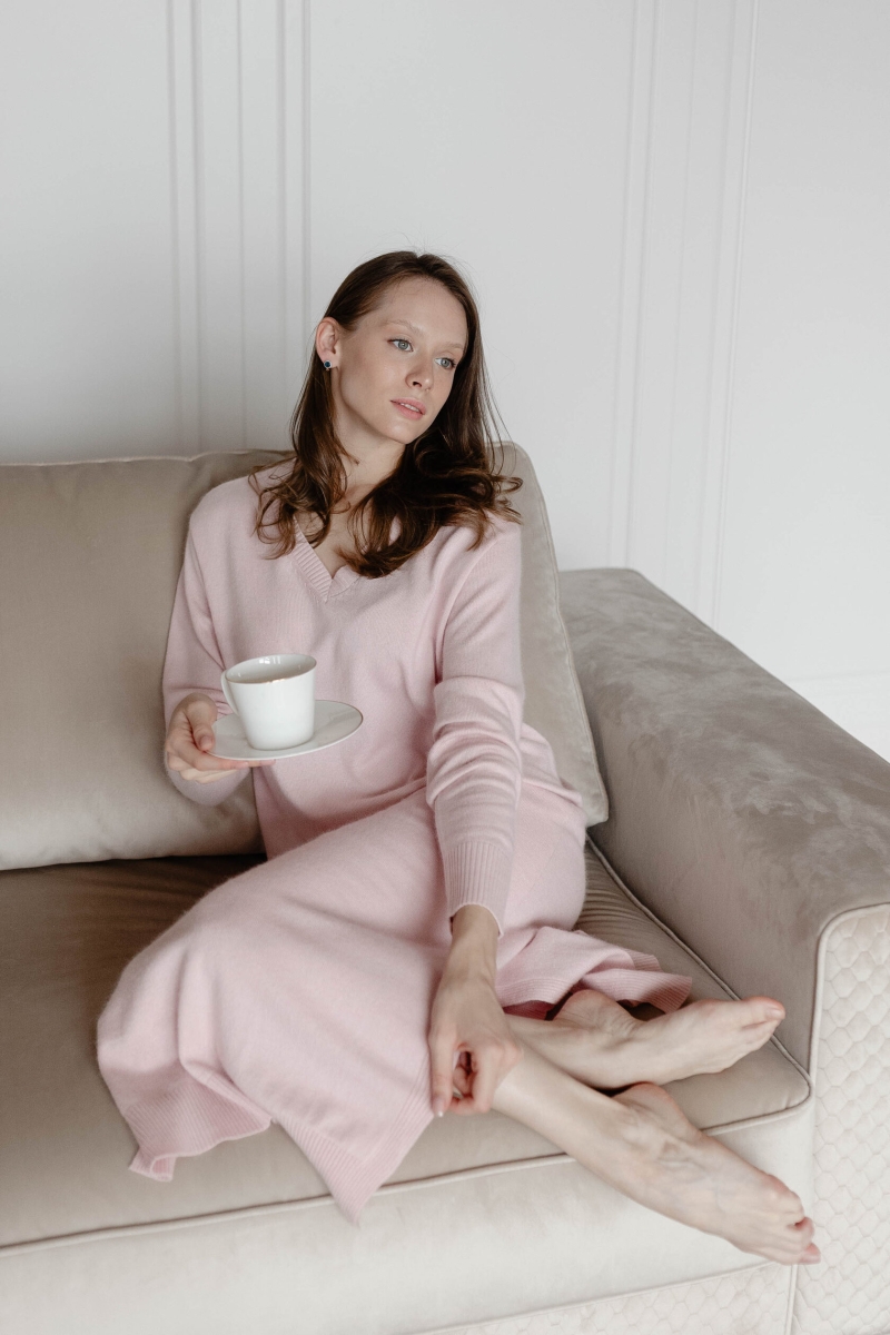 Платье из кашемира с V-образным вырезом бежевое L202302-3023