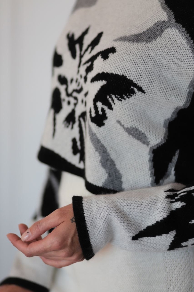 Джемпер из кашемира укороченный с цветком черный с белым L2023-78-3068/3080