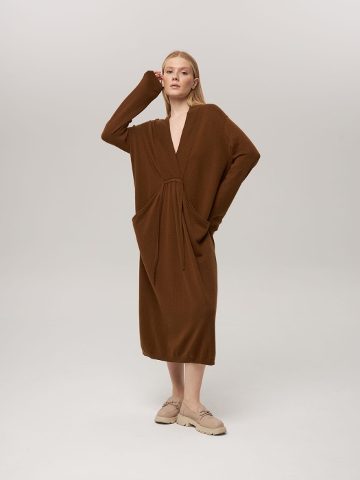 Платье из кашемира с V-образным вырезом коричневое LND2023-97-3036