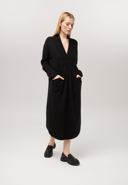 Платье из кашемира с V-образным вырезом черное LND2023-97-3068