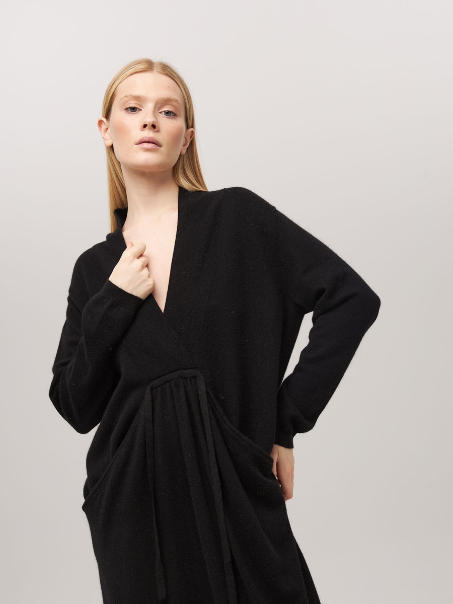 Платье из кашемира с V-образным вырезом черное LND2023-97-3068