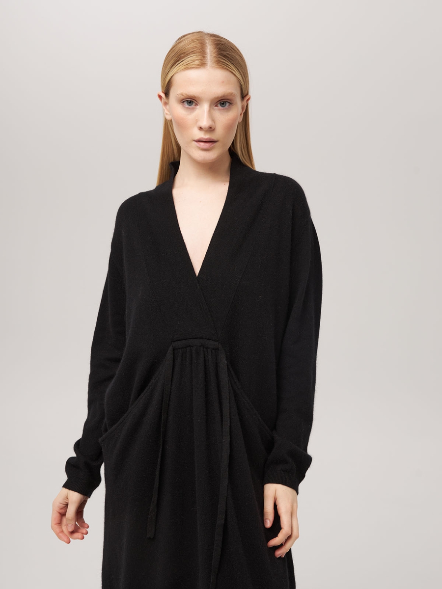 Платье из кашемира с V-образным вырезом черное LND2023-97-3068