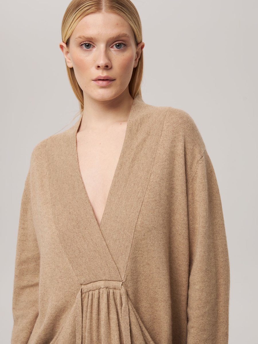 Платье из кашемира с V-образным вырезом бежевое LND2023-97-3023