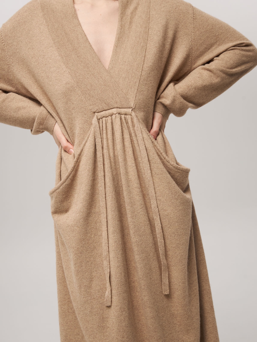 Платье из кашемира с V-образным вырезом бежевое LND2023-97-3023