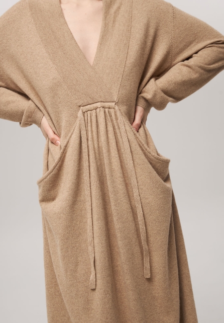 Платье из кашемира с V-образным вырезом бежевое LND2023-97-3023