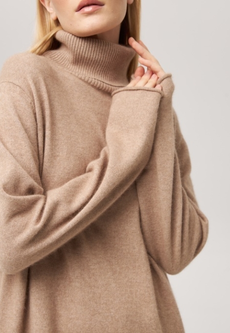 Платье из кашемира с высоким горлом бежевое L202309-3023
