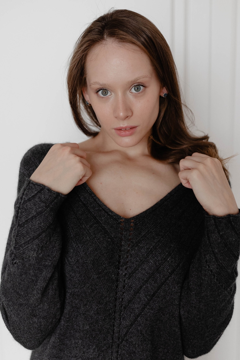 Платье из кашемира с V-образным вырезом темно-серое L202303-3030