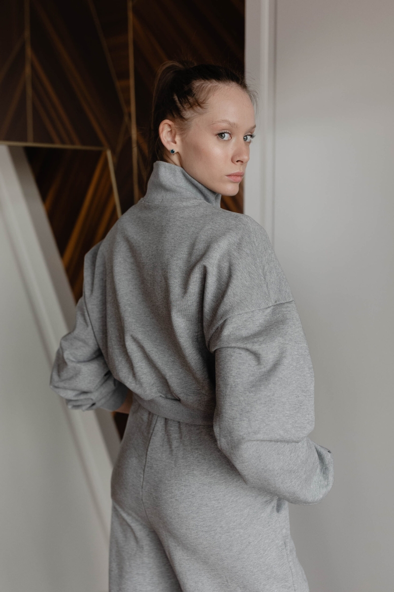 Костюм с укороченной кофтой серый 6828-gray