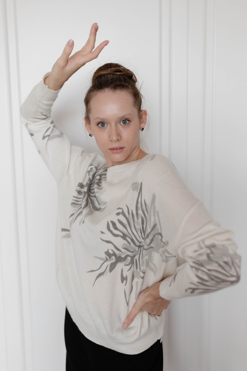 Джемпер с цветами белый LND2023-44-3080
